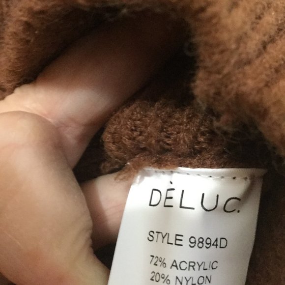 NWT Cropped cowlneck knit sleeveless sweater that has shoulder pads - Picture 3 of 5